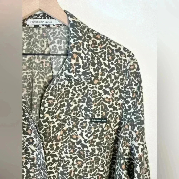 Calvin Klein Jeans | Women's Animal Print Button Down Shirt | Size Large - Picture 3 of 15